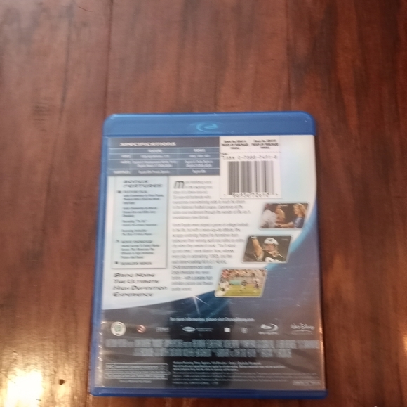 Walt Disney's INVINCIBLE on BLU-RAY Mark Wahlberg - Picture 2 of 2